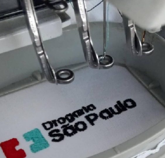 Logomarca sendo bordada na máquina